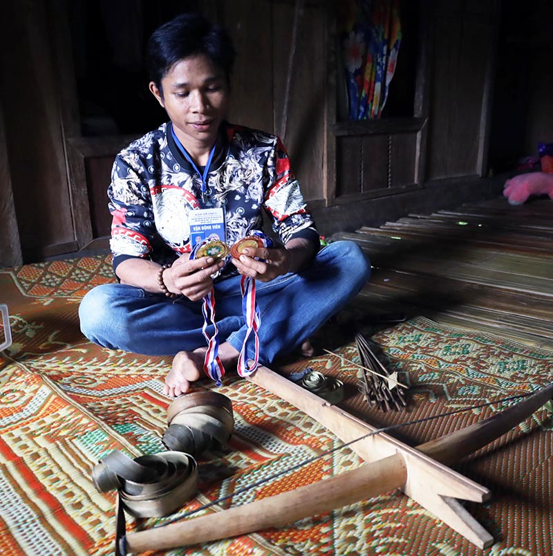 Hồ My, bản Ka Oóc tự hào khoe những tấm huy chương mà anh đoạt được nhờ thi đấu bộ môn bắn nỏ.