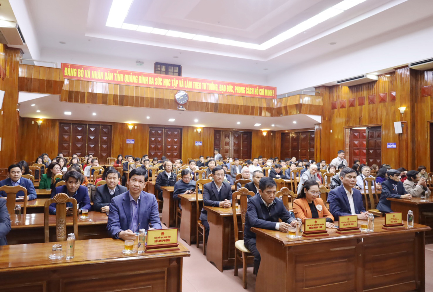 Các đại biểu tham dự buổi gặp mặt.