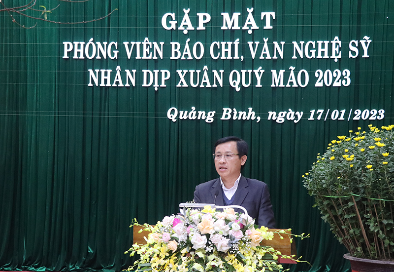 Ông Hoàng Hữu Thái, Giám đốc Sở Thông tin-Truyền thông, Chủ tịch Hội Nhà báo Việt Nam tỉnh phát biểu tại buổi gặp mặt. 