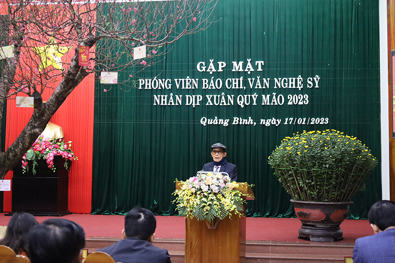 Nhạc sỹ Hoàng Sông Hương chia sẻ tại buổi gặp mặt. 