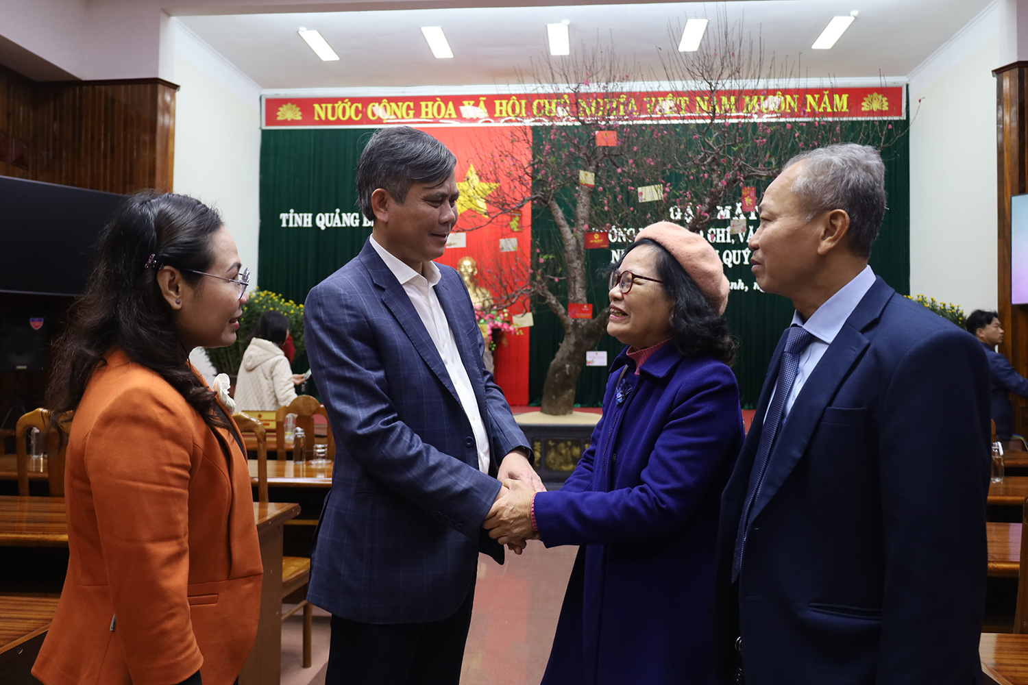 Đồng chí Chủ tịch UBND tỉnh Trần Thắng và Chủ tịch MTTQ Việt Nam tỉnh Phạm Thị Hân chuyện trò cùng các văn nghệ sỹ, nhà báo. 