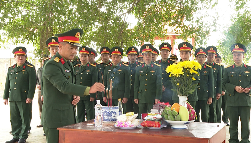 Thủ trưởng Bộ Chỉ huy cùng đại diện Cán bộ, chiến sỹ dâng hương.