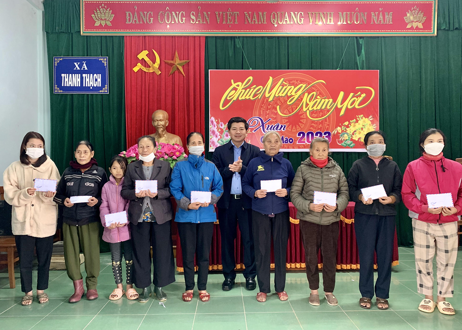rưởng ban Tổ chức Tỉnh ủy đã đến thăm, tặng quà