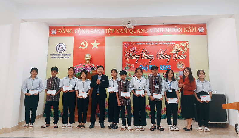 Học sinh Trường phổ thông Dân tộc nội trú đón nhận quà Tết từ các cơ quan, đơn vị