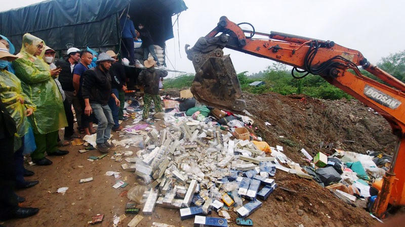 Phá hủy hàng thuốc lá trước khi đốt và chôn lấp