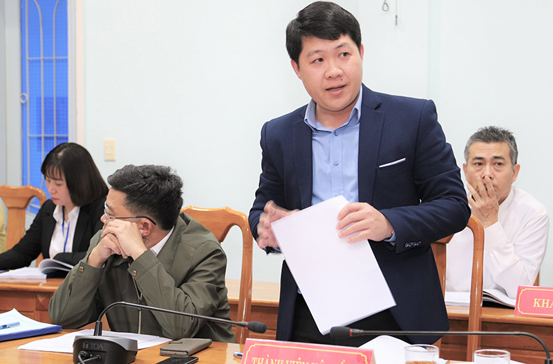 Thành viên Hội đồng nghiệm thu nhiệm vụ đóng góp ý kiến.