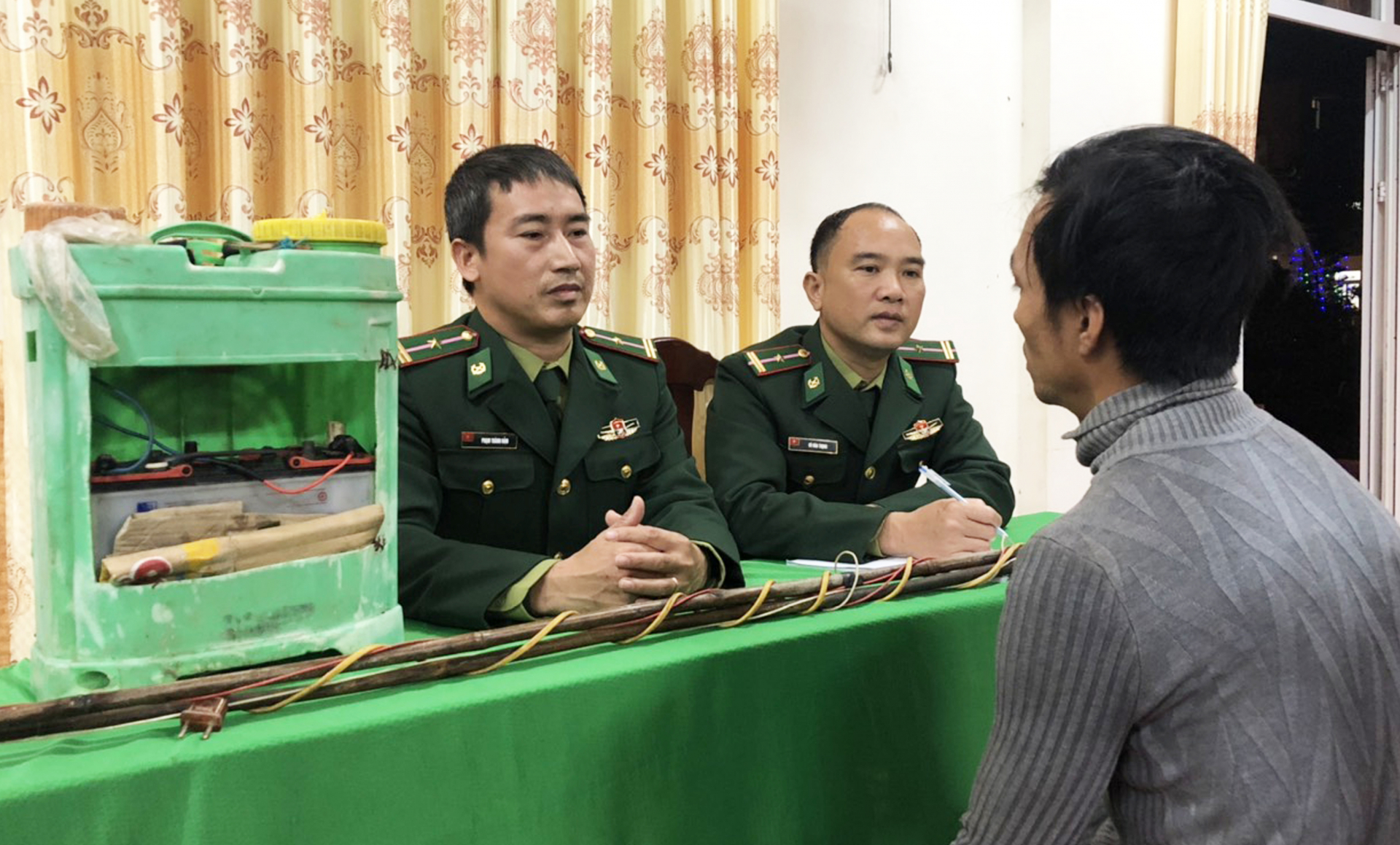 Cán bộ Đồn Biên phòng Ngư Thủy ông L.V.T, tiếp nhận người dân tự nguyện giao nộp 01 bộ kích điện dùng khai thác thủy, hải sản. 