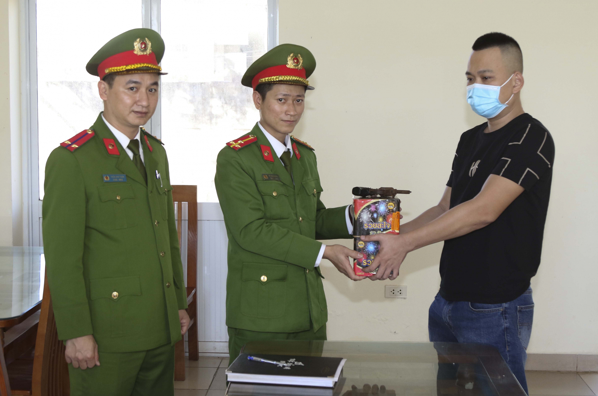 Anh Trần Mạnh Tiến tự nguyện đến cơ quan Công an để giao nộp súng ngắn tự chế và 2 hộp pháo hoa nổ