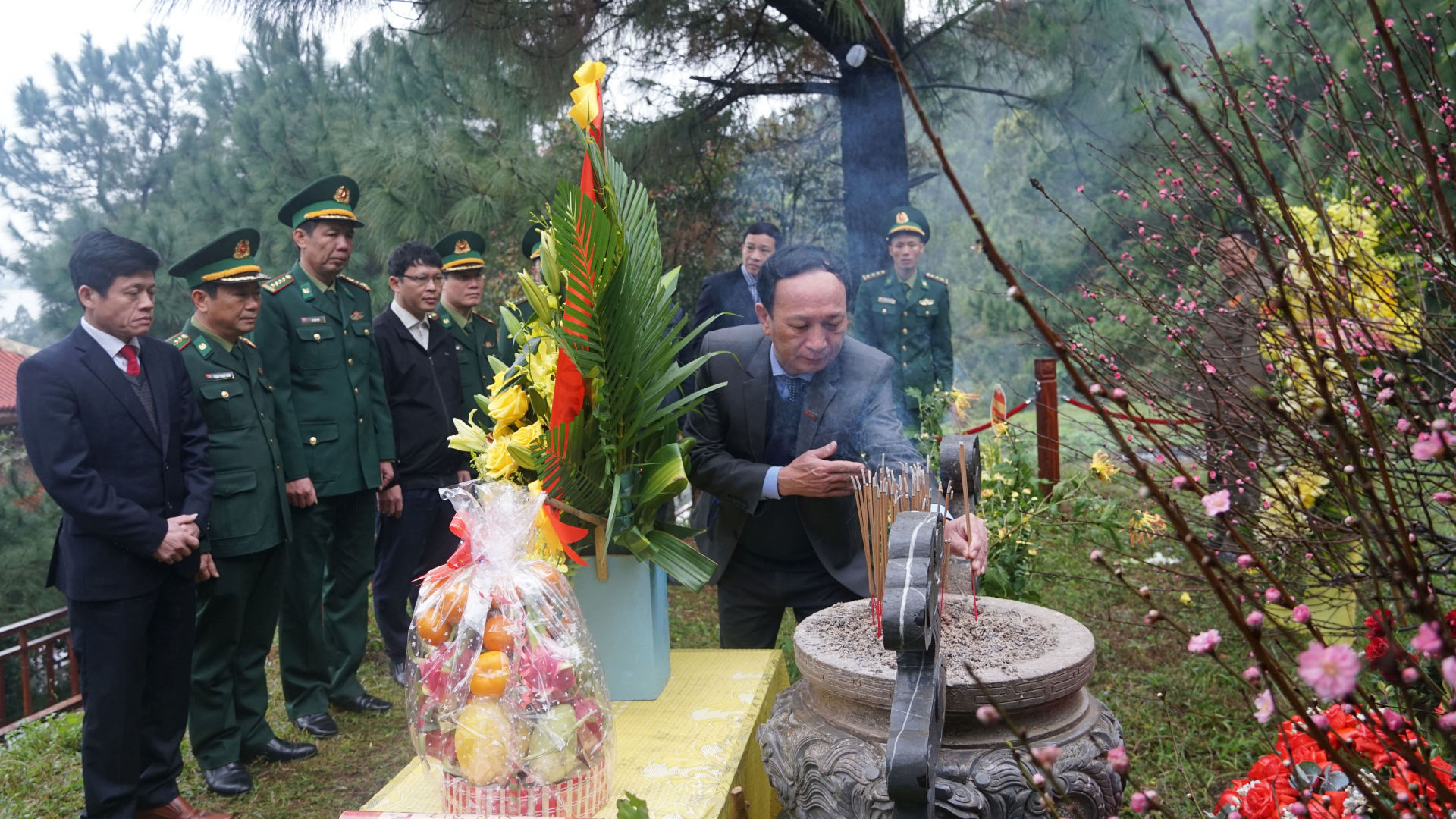 Đồng chí Phó Bí thư Thường trực Tỉnh ủy Trần Hải Châu cùng các đại biểu dâng hương tại mộ Đại tướng Võ Nguyên Giáp.