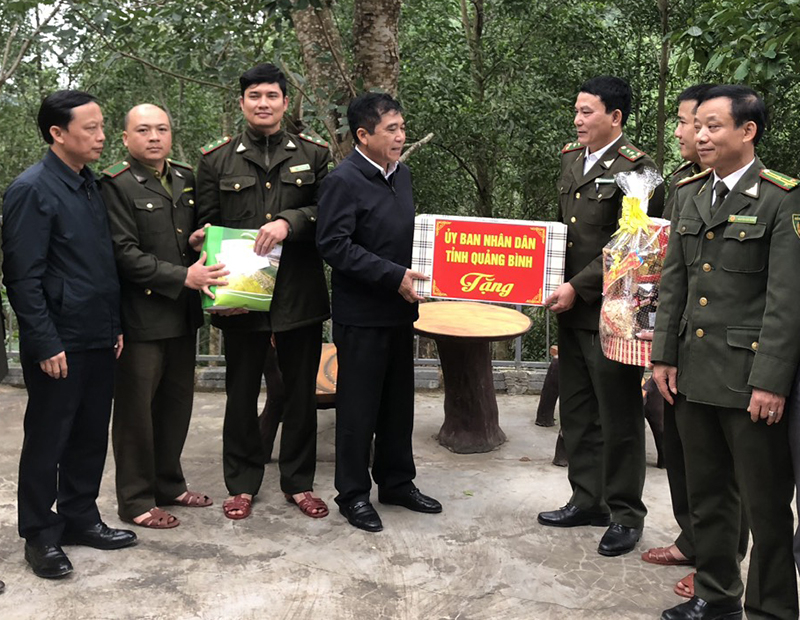 Đồng chí Phó Chủ tịch Thường trực UBND tỉnh Đoàn Ngọc Lâm và đoàn công tác tặng quà cho Trạm Kiểm lâm Trường Sơn
