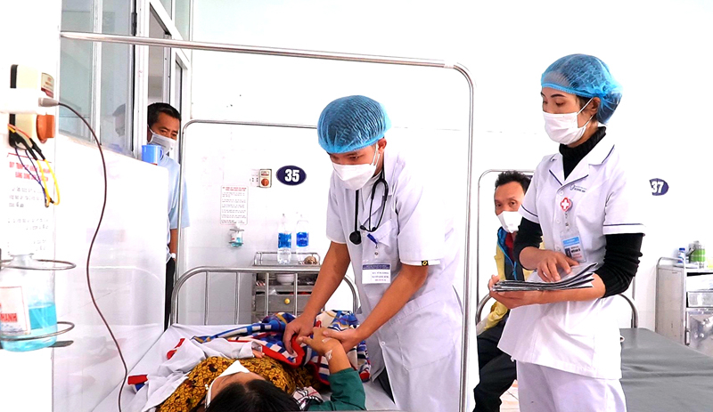 Các y bác sĩ vẫn miệt mài chăm sóc bệnh nhân chu đáo mặc ngoài kia Tết cổ truyền dân tộc đang cận kề…