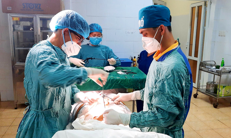 … và sẵn sàng vào phòng mổ bất kể thời gian để cứu bệnh nhân qua cơn nguy kịch.