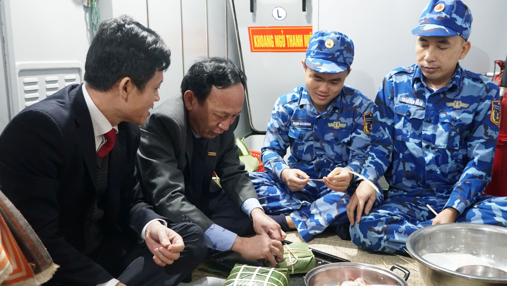 Đồng chí Phó Bí thư Thường trực Tỉnh ủy Trần Hải Châu cùng gói bánh chưng với cán bộ, chiến sỹ trên tàu Cảnh sát biển 2006.