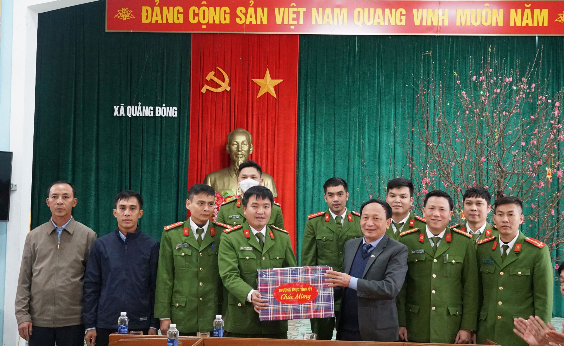 Đồng chí Phó Bí thư Thường trực Tỉnh ủy Trần Hải Châu tặng quà cho cán bộ, chiến sỹ tàu Cảnh sát biển 2006.