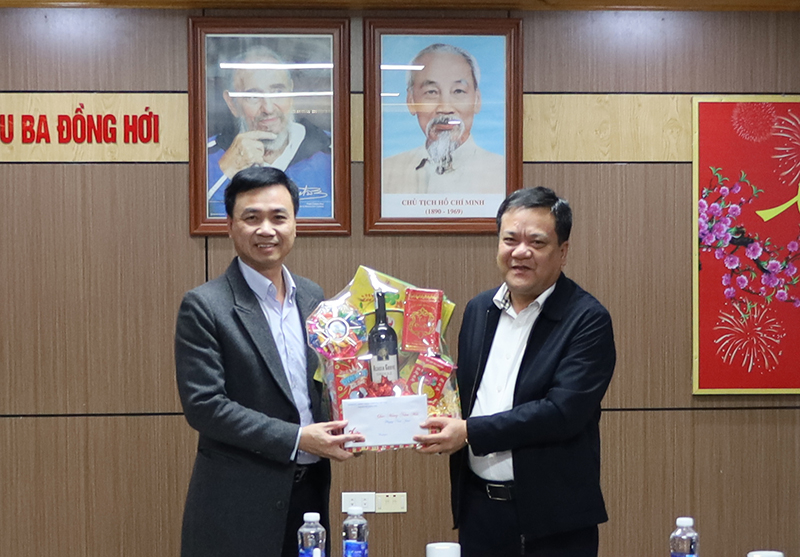Bí thư Thành ủy Đồng Hới Trần Phong tặng quà động viên đội ngũ y, bác sỹ Bệnh viện hữu nghị Việt Nam-Cu Ba Đồng Hới.