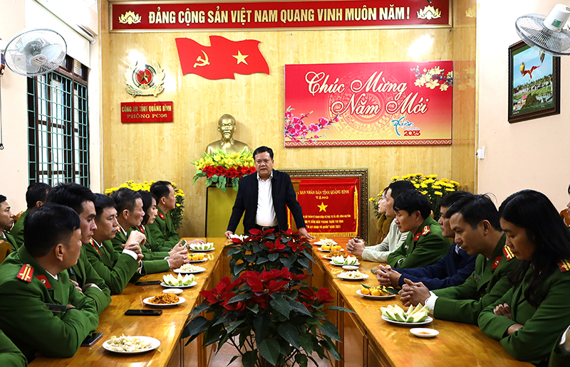 Đồng chí Bí thư Thành ủy Đồng Hới Trần Phong chúc Tết cán bộ, chiến sỹ Phòng Cảnh sát quản lý hành chính về trật tự xã hội, Công an tỉnh.