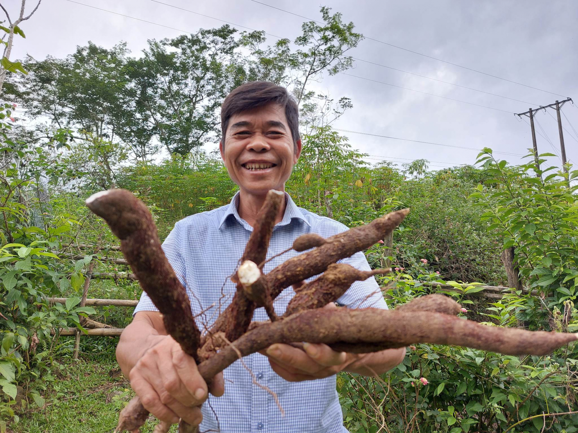  Với nhiều bà con dân tộc Bru-Vân Kiều, anh Nguyễn Văn Lành được ví như một  