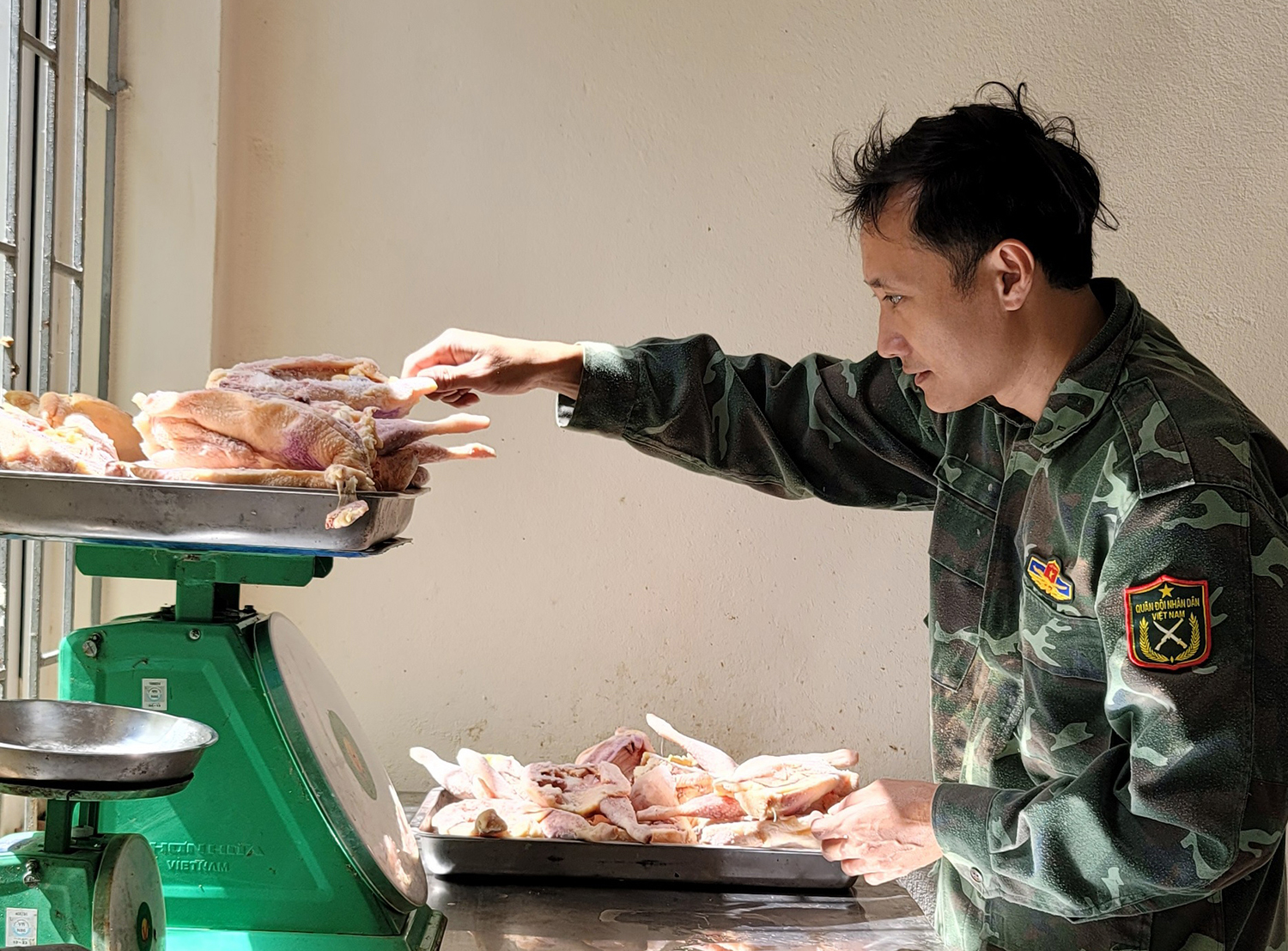 Chuẩn bị bữa ăn cho 7 cá thể hổ.