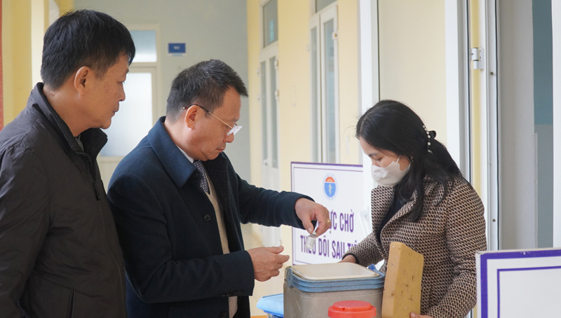 Lãnh đạo CDC Quảng Bình kiểm tra công tác bảo quản vắc xin tại các điểm tiêm chủng.