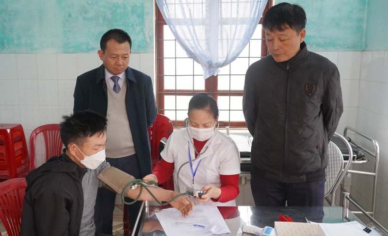 Cán bộ y tế kiểm tra sức khỏe cho người tham gia tiêm vắc xin phòng Covid-19.