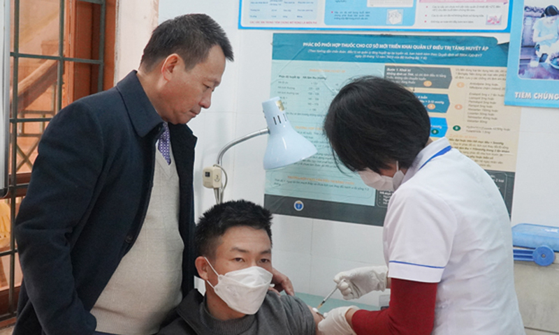 Người dân xã Lý Trạch thực hiện tiêm mũi 4 vắc xin phòng Covid-19 trong chiều 18/1.