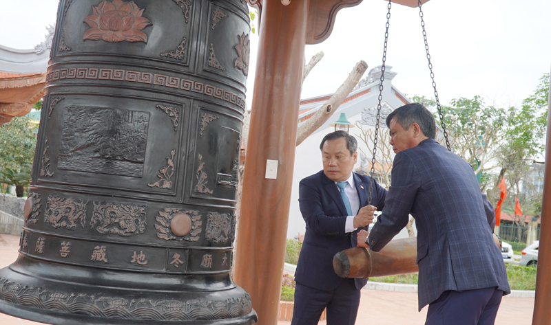 Đồng chí Vũ Đại Thắng và đồng chí Trần Thắng thực hiện nghi thức thỉnh chuông.