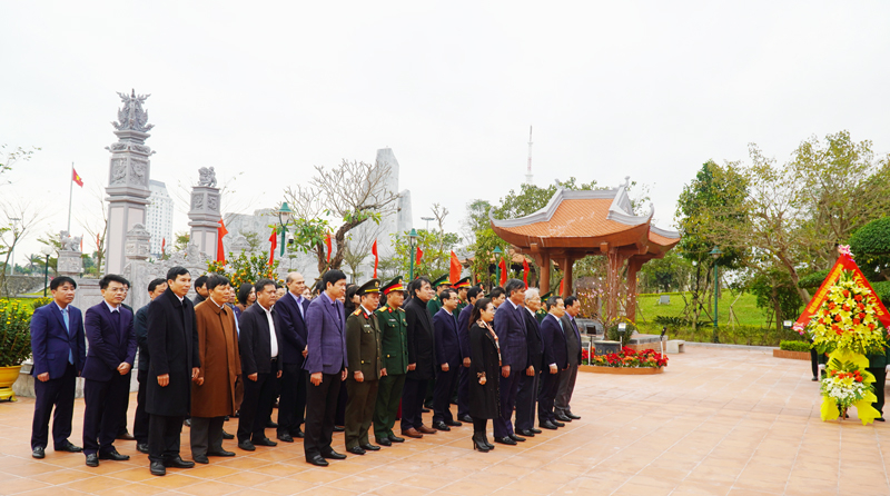 Dâng hoa, dâng hương tưởng nhớ Bác Hồ và các Anh hùng liệt sỹ.