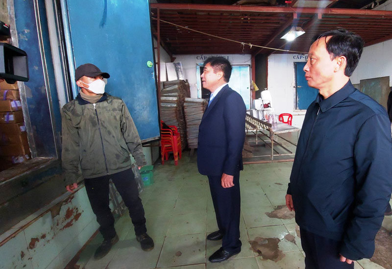 Đồng chí Phó Chủ tịch Thường trực UBND tỉnh Đoàn Ngọc Lâm kiểm tra kho đông lạnh ở cảng cá Nhật Lệ.