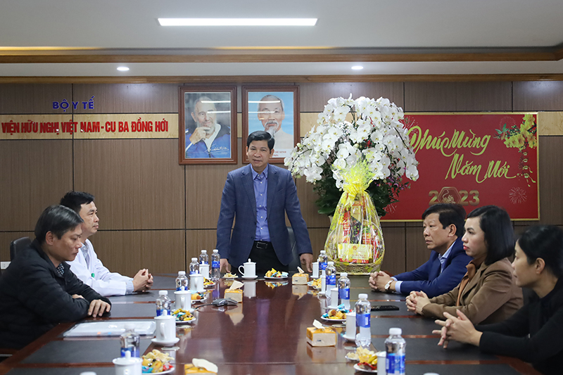 Đồng chí Phó Chủ tịch UBND tỉnh Hồ An Phong chúc Tết cán bộ, y, bác sỹ Bệnh viện hữu nghị Việt Nam-Cuba Đồng Hới.