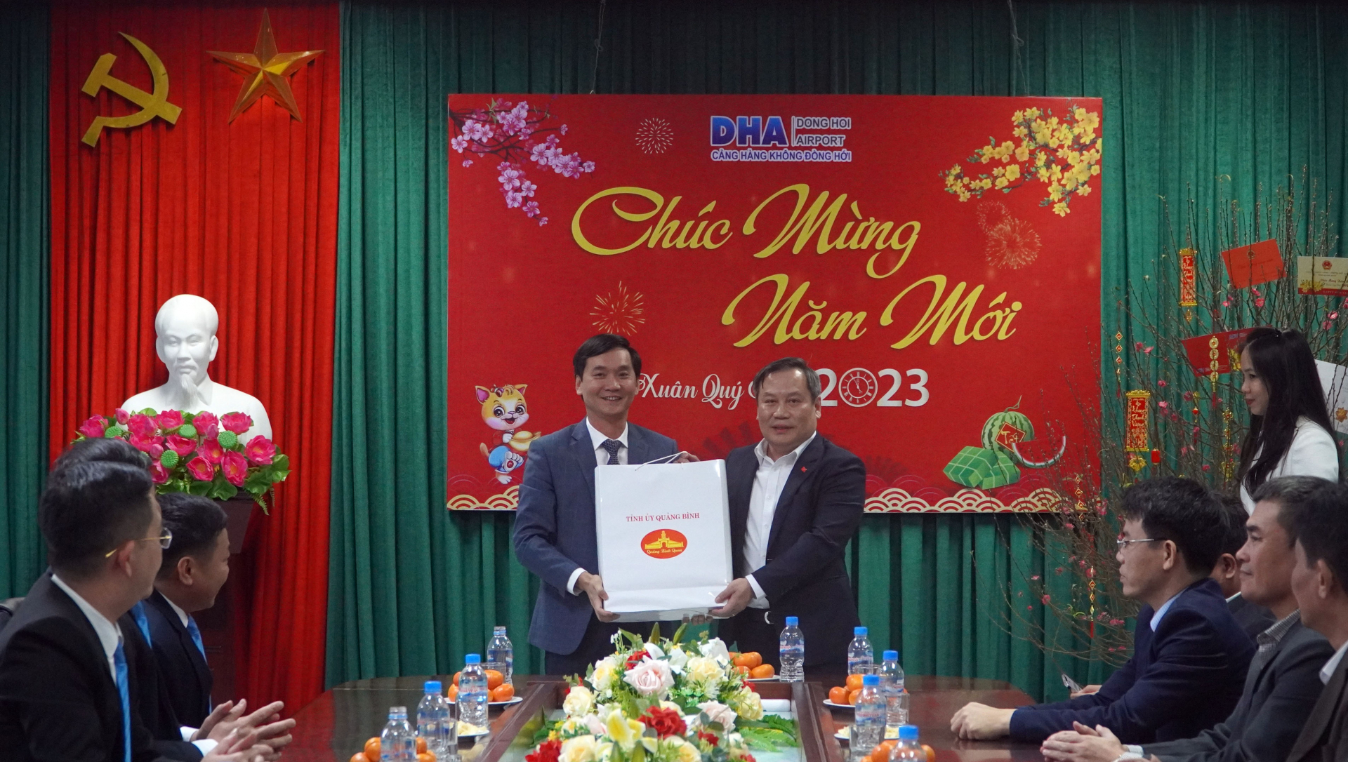Đồng chí Bí thư Tỉnh ủy Vũ Đại Thắng tặng quà cho cán bộ CHK Đồng Hới