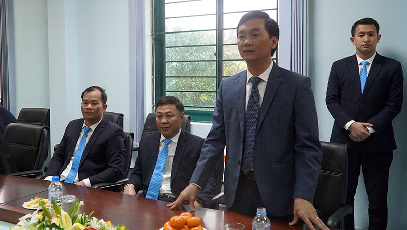 Lãnh đạo CHK Đồng Hới báo cáo tình hình hoạt động với đồng chí Bí thư Tỉnh ủy và đoàn công tác