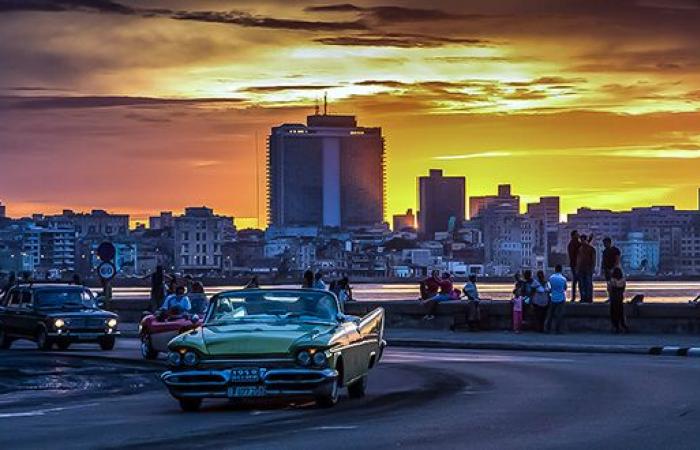 Hoàng hôn trên Malecón ở Havana. Ảnh: cuba.detailzero.com