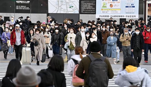 Người dân trên đường phố Tokyo (Nhật Bản). (Ảnh: Kyodo/TTXVN)