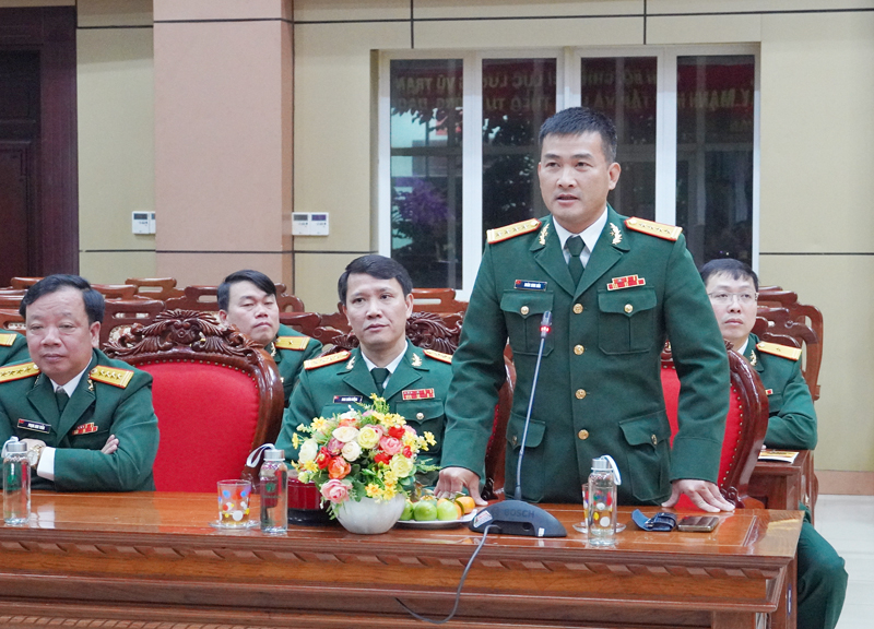 đại tá Đoàn Sinh Hoà, Ủy viên Ban Thường vụ Tỉnh ủy, Chỉ huy trưởng Bộ Chỉ huy Quân sự tỉnh báo cáo một số kết quả nổi bật của Bộ CHQS tỉnh