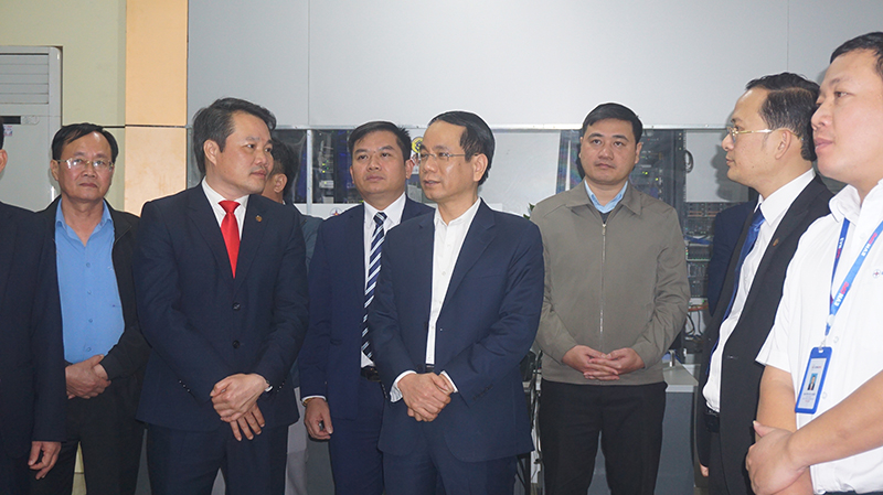 Đồng chí Phó Chủ tịch UBND tỉnh Phan Mạnh Hùng động viên tập thể cán bộ, công nhân viên PC Quảng Bình đang làm nhiệm vụ đêm giao thừa.