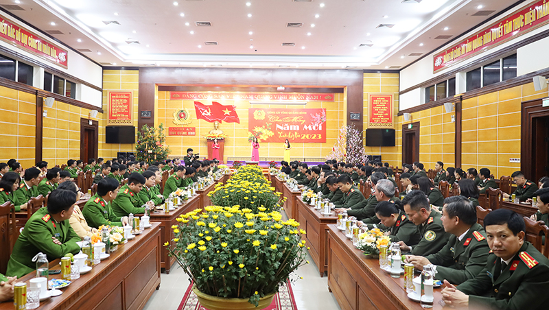  Toàn cảnh buổi gặp mặt đêm giao thừa chào đón Tết Nguyên đán Quý Mão 2023 tại Công an tỉnh.