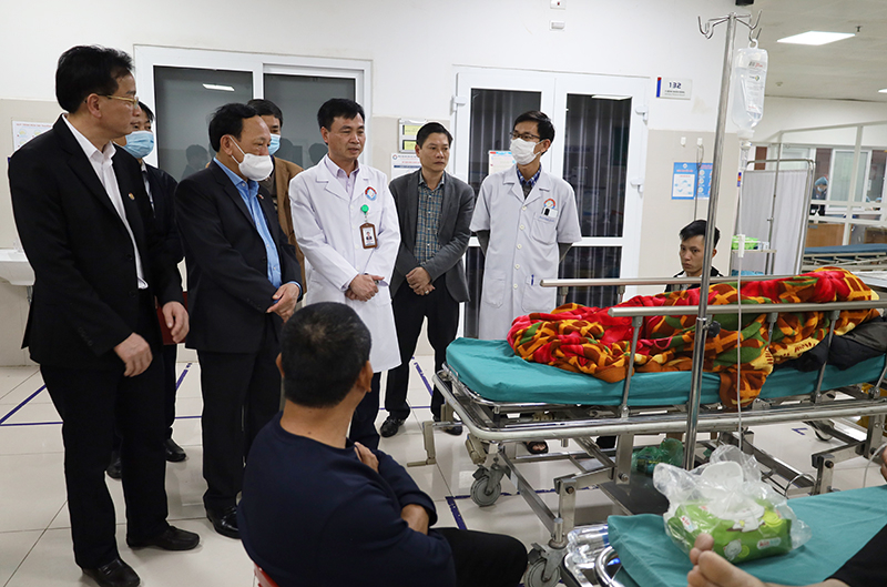 Đồng chí Trần Hải Châu thăm hỏi tình hình điều trị cho bệnh nhân tại Khoa Cấp cứu.