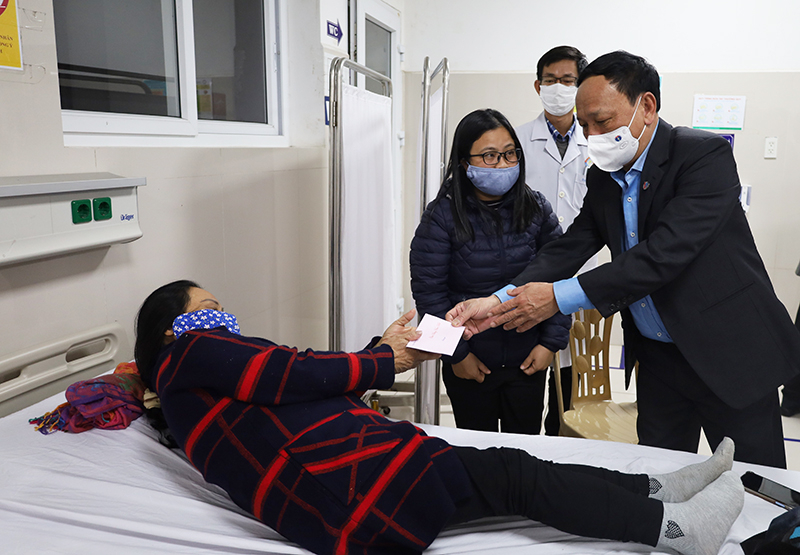 Đồng chí Trần Hải Châu tặng quà động viên bệnh nhân đang điều trị tại Khoa Cấp cứu.