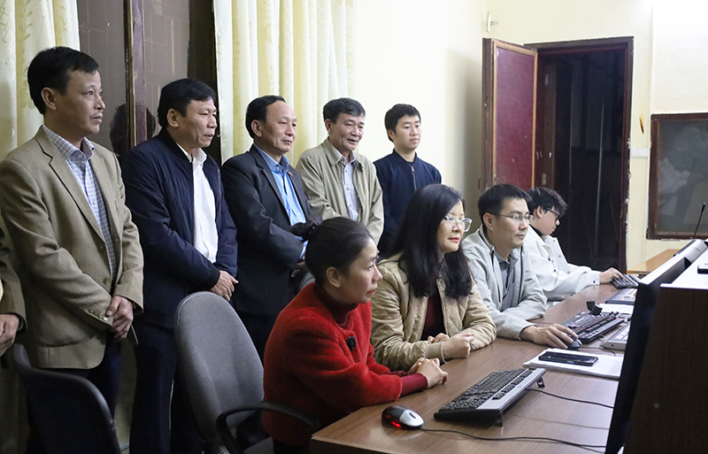 Đồng chí Trần Hải Châu thăm hỏi, động viên cán bộ, nhân viên Đài PT-TH Quảng Bình đang thực hiện nhiệm vụ đêm giao thừa. 