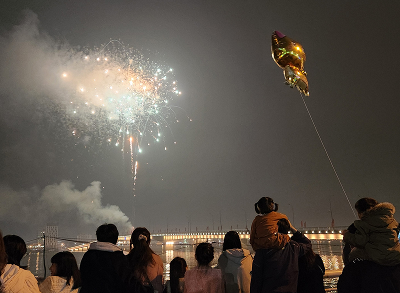 Màn pháo hoa chào đón xuân Quý Mão 2023 tại điển cầu Nhật Lệ 1. 