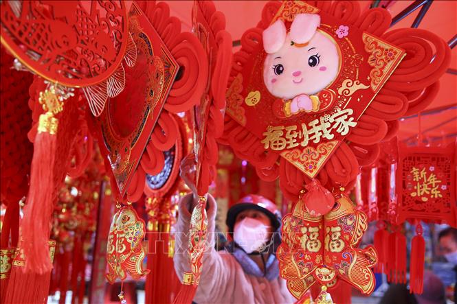Người dân chọn mua đồ trang trí đón Tết Nguyên đán tại tỉnh Hồ Nam, Trung Quốc, ngày 16/1/2023. Ảnh: THX/TTXVN