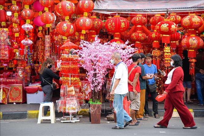 Người dân chọn mua đồ trang trí đón Tết Nguyên đán tại Jakarta, Indonesia, ngày 16/1/2023. Ảnh: THX/TTXVN