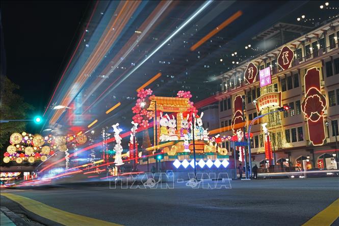Trang trí đèn lồng đón Tết Nguyên đán tại Singapore, ngày 3/1/2023. Ảnh: THX/TTXVN