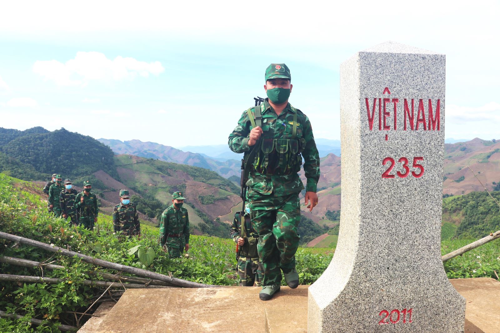 Bộ đội Biên phòng Sơn La và lực lượng bảo vệ biên giới của Lào tổ chức tuần tra chung trên tuyến biên giới Việt Nam - Lào.