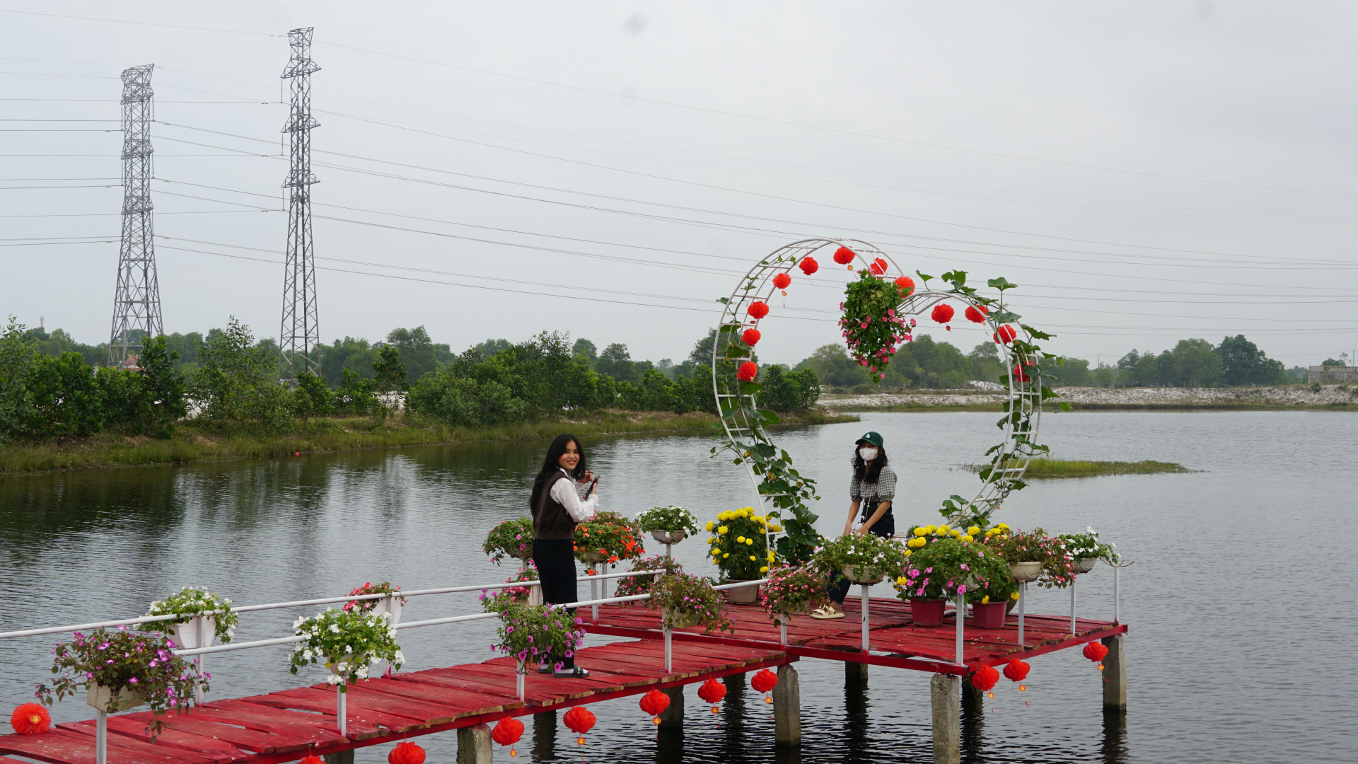 Nhiều tiểu cảnh được thiết kế đẹp, tạo điểm nhấn cho vườn hoa.