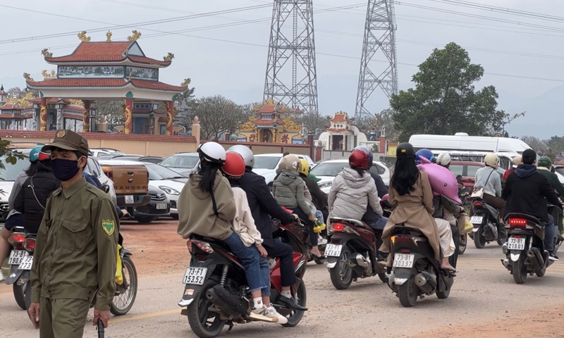 Từng dòng người đến nghĩa trang Đá Bạc, phường Đồng Sơn (TP. Đồng Hới) ngày đầu năm mới.