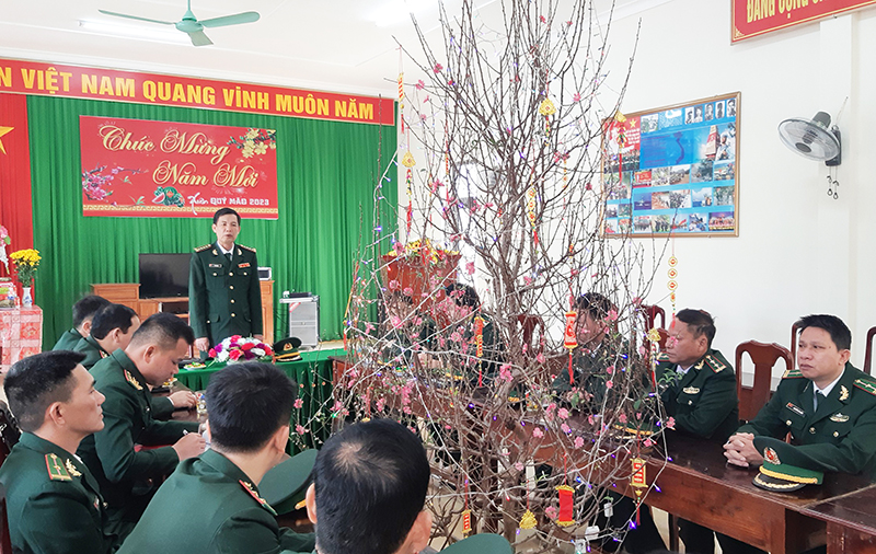 Đại tá Lê Văn Tiến, Chính ủy chúc tết cán bộ, chiến sỹ Đồn Biên phòng Làng Mô (Ngọc Hòa).