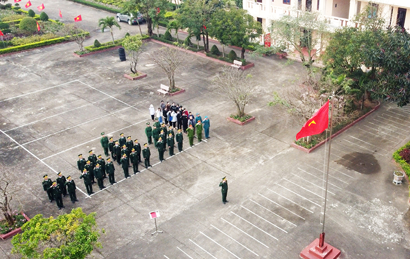 Đồn Biên phòng Lý Hòa, cấp ủy, chính quyền, các tổ chức chính trị xã hội và nhân dân xã Đức Trạch, huyện Bố Trạch chào cờ chủ quyền đầu năm (Hoài Nam).
