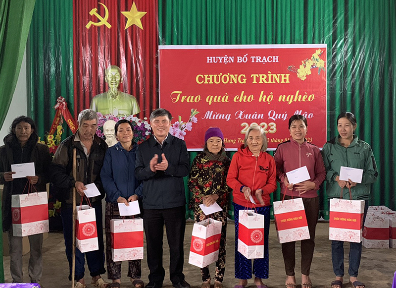 Lãnh đạo huyện Bố Trạch thăm, tặng quà Tết các hộ nghèo trên địa bàn huyện.