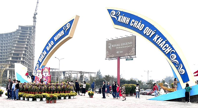 Người dân du xuân trên địa bàn thành phố trong tiết trời thuận lợi.